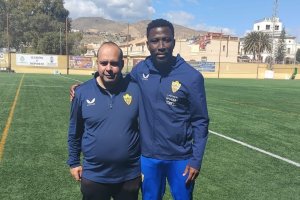 Jonathan Zongo con el 'Capi', conserje del campo del Huércal Francisco Pomedio.