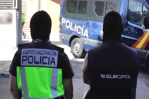 Dos agentes durante una detención en la estación de autobuses de Almería.