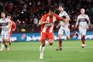 La rabia contenida de Luis Javier Suárez salía después de transformar el penalti frente a Andrés Fernández.