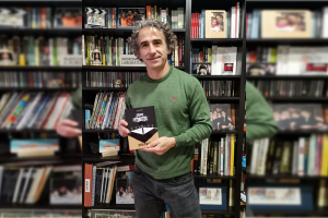 N. Darío Ortega, con su novela 'Dulce Castigo' en mano.