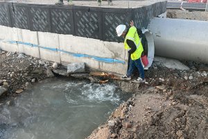 Rotura de una tubería de abastecimiento de agua en Almería por las obras del soterramiento, a 31 de marzo de 2025.
