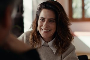 María León charla con Jordi Évole durante una entrevista grabada en Cabo de Gata.