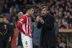 Rubén Albés en el partido frente al Almería en El Molinón.