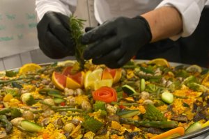 Paella de verduras y sal del Cabo de Gata.