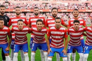 Un once del Granada con Luis Suárez y Maximiano.