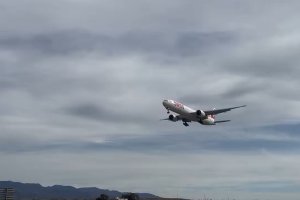 Boeing 777-300 en el Aeropuerto de Almería.