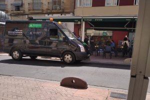 Funeraria en la puerta de la Bodega Aranda.