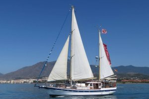 Un velero de los dedicados a singladuras turísticas.