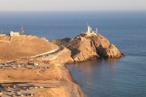 Vista general de las rocas que sustentan sobre la mar el Faro de Cabo de Gata.