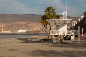 Vista de la playa de la capital junto a uno de los puestos de vigilancia y socorrismo.