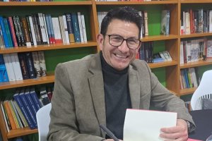 Ginés Reche, autor de ‘Cuando el tiempo’, presentando su obra en Orihuela.
