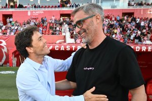 Rubi saludando a Jon Pérez Bolo en el Mediterráneo. El vasco estuvo 12 jornadas al frente del Burgos CF.