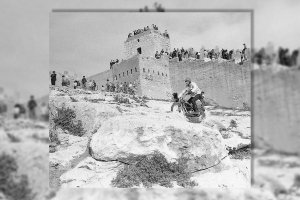 Los nobles torreones de la muralla de San Cristóbal sirvieron de gradas para asistir a actos deportivos mientras se iban desmoronando.