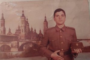 José Manuel Medina Reyes posando ante la Basílica del Pilar.