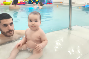 La bebé Candela disfruta de su clase de matronatación.