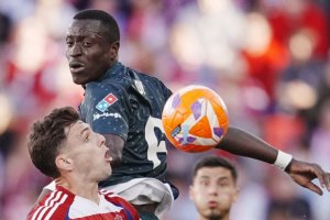 Dion Lopy en la jugada con Lucas Boyé, que marcó de penalti y fue un incordio durante todo el encuentro en Los Cármenes.