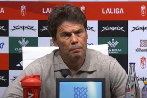 Rubi pensativo en la sala de prensa de Los Cármenes después de perder 3-1 con el Granada.