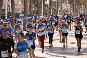Espectacular imagen de la carrera por el Paseo Marítimo de Almería.