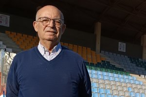 Joaquín García García en la que considera su casa, la Ciudad Deportiva Antonio Palenzuela, en Viator.