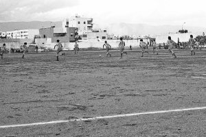 Un partido de la A.D. Almería en el estadio de la Falange con esa otra afición que veía el espectáculo desde los terraos cercanos.