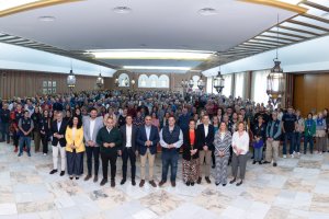 Foto de familia de los viajeros almerienses con los presidentes de las diputaciones de Almería y Granada.
