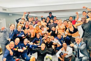 Umar Sadiq celebrando con el Valencia la victoria en el Bernabéu.