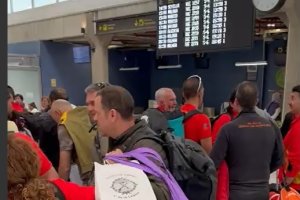 Uno de los momentos vividos por los afectados en el Aeropuerto de Melilla.