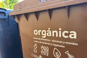 Un contenedor marrón como el que llegará a Níjar.