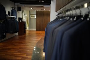 Interior de la nueva tienda "Roberto Vicentti, ceremonia y sastrería”.