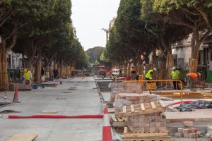 Las obras en pleno funcionamiento en la zona central del Paseo de Almería en su parte más alta.