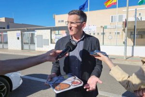José Luis Sánchez Teruel, a la puerta de un colegio almeriense.