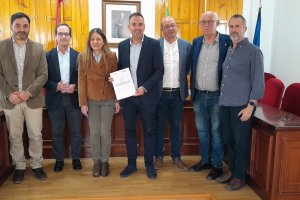 Autoridades antusas y responsables de la compañía tras la firma del acuerdo.