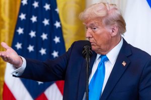 Donald Trump: malos tiempos los que estamos viviendo por culpa de semejante bocazas.