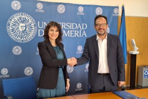 Antonio Hernando, secretario de Estado de Telecomunicaciones e Infraestructuras digitales y la Vicerrectora de Trasformación Digital e Infraestructuras de la Universidad de Almería, Pilar Martínez Ortigosa.