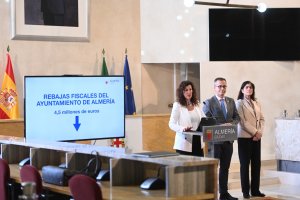 María del Mar Vázquez, Antonio Urdiales y Vanesa Lara durante la presentación