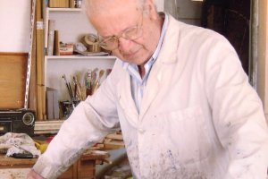 El pintor Juan Ruíz Miralles en su estudio