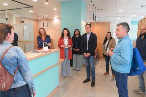 El alcalde recibe a los primeros turistas que visitan la nueva oficina de turismo: Rosa y José Antonio de Pamplona.