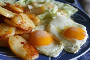 Patatas con huevos para almorzar.