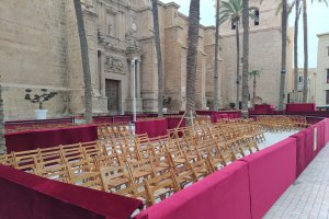 El lugar se han quedado sin espacios para que la gente arrope a sus pasos.