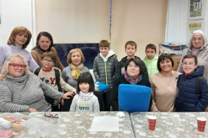 Los chicos y chicas junto a las mujeres de la asociación Flor de Guipur.