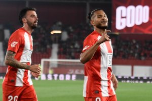 Luis Suárez, que ya lleva 23 goles, es de lo poco salvable de un Almería que se diluyó en el tramo final.