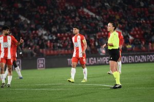 Robertone hizo que el Almería entrara en pánico por su grave error.