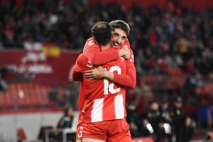El central catalán se abraza a Leo Baptistao después del 1-0 del delantero brasileño ante el descendido Cartagena.
