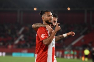 El '9' del Almería celebra su gol 23.