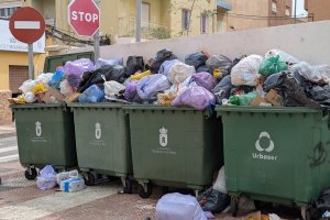 Los contenedores de Roquetas de Mar tras 4 días de huelga.