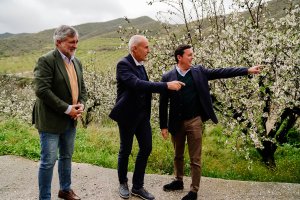 Javier A. García, Ángel Escobar y el alcalde de Albanchez visitan las obras.