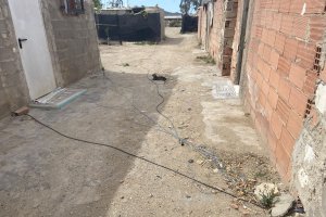 El cableado eléctrico en Atochares va por la superficie, desamparado ante la lluvia.