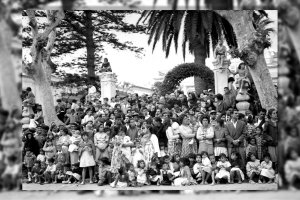La Plaza de San Pedro era el escenario principal de la Semana Santa de Almería. Ningún otro lugar reunían tanta gente y tan variopinta como la que se daba cita cada Viernes Santo a la hora de la salida de la procesión del Santo Entierro.1962.
