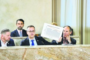 Antonio Urdiales, del PP, en el Pleno del Ayuntamiento de Almería.
