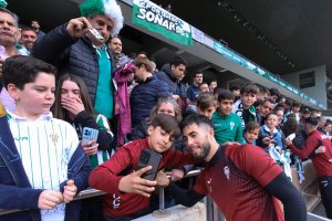 Los seguidores del Córdoba pueden tocar a sus futbolistas.
